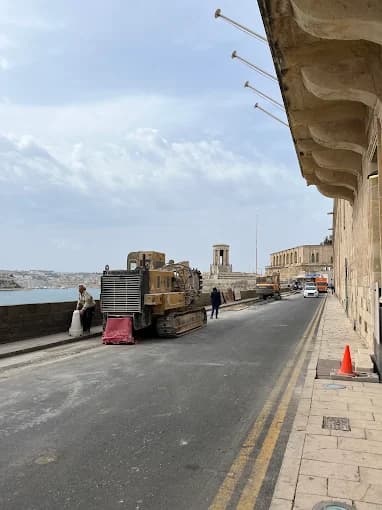 Camion militaire sur une route cotiere urbaine